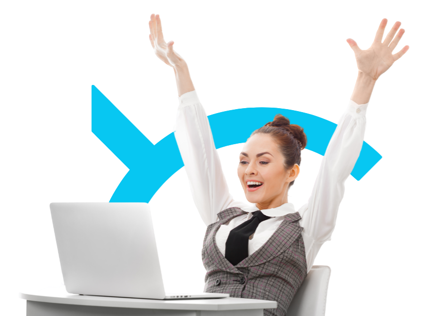 Colaboradora celebrando frente a su laptop